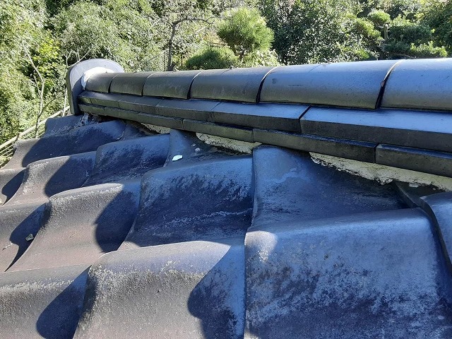 棟瓦の漆喰の剝がれ